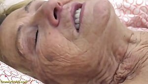 sexy 90 Jahre alte Oma wird hart gefickt